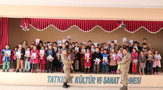 Arguvan İlçesinde Bulunan Okullara Jandarma Çocuk Dergisi Dağıttı..