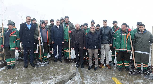 YEŞİLYURT BELEDİYE EKİPLERİ, İLÇENİN DÖRT BİR TARAFINDA KAR TEMİZLİĞİ YAPIYOR