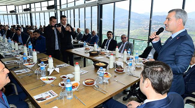 BAŞKAN ÇINAR, YEŞİLYURT’UN YENİ MUHTARLARIYLA ‘ İSTİŞARE’ TOPLANTISINDA BİRARAYA GELDİ