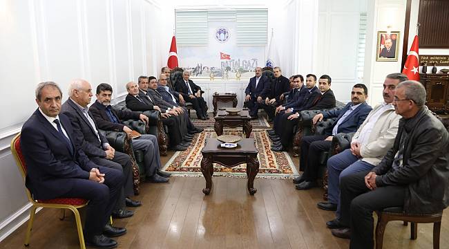 Battalgazi Muhtarlar Derneği Başkanı Ortaç ve Dernek Üyesi Muhtarlar, Başkan Güder’i Ziyaret Etti