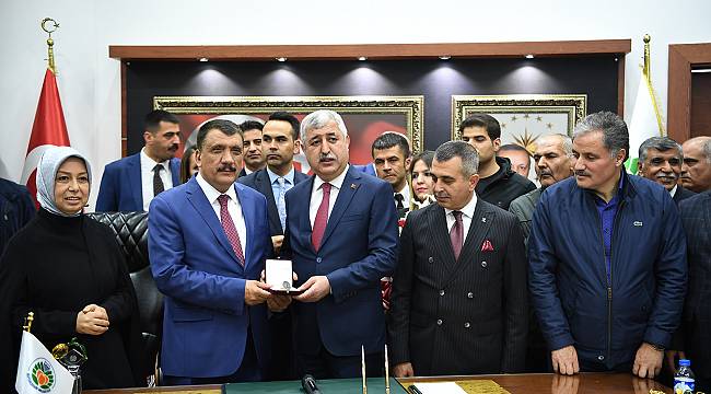 Büyükşehir Belediyesinde Devir Teslim Töreni BÜYÜKŞEHİR’DE HİZMET BAYRAĞINI SELAHATTİN GÜRKAN DEVRALDI 