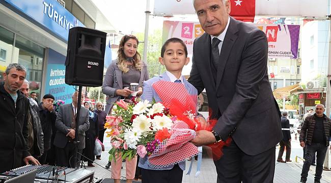 ÇOCUKLAR, ŞEMSİYE SOKAKTA BAYRAMLARINI COŞKU İLE KUTLADI