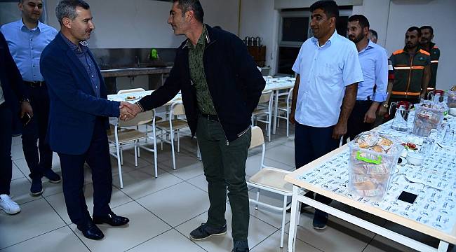 BAŞKAN ÇINAR, TEMİZLİK İŞLER MÜDÜRLÜĞÜ PERSONELİYLE SAHUR YEMEĞİNDE BİR ARAYA GELDİ