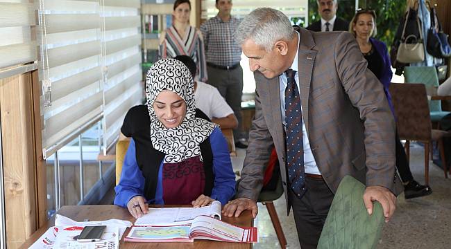 BAŞKAN GÜDER, MİLLET KIRAATHANESİ KÜTÜPHANESİ’NDE GENÇLERLE BİR ARAYA GELDİ