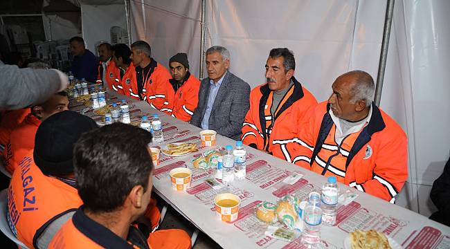 BAŞKAN GÜDER, TEMİZLİK İŞLERİ MÜDÜRLÜĞÜ PERSONELİ İLE SAHURDA BİR ARAYA GELDİ