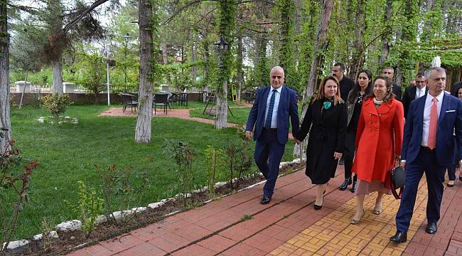 MTÜ’nün davetlisi Kanada Büyükelçisi Cooter, “Şu anda kayısınızın elçisiyim”