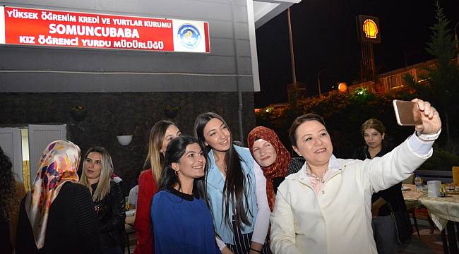 Rektör Karabulut, öğrencilerle sahur yaptı 