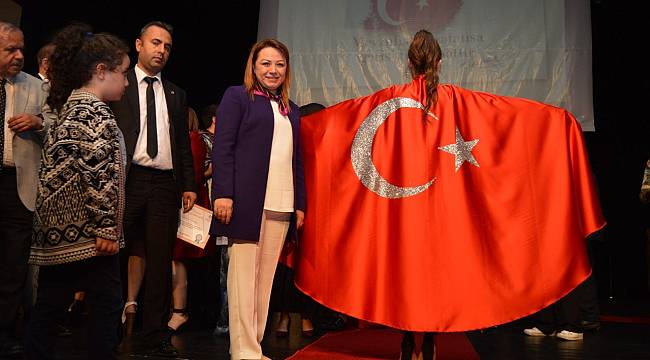 Yeşilyurt MYO öğrencileri kendi tasarımlarından oluşan defile düzenledi