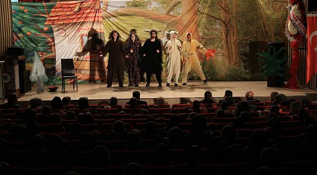 TİYATRO ETKİNLİĞİYLE ÇOCUKLAR KEYİFLİ ZAMAN GEÇİRDİ