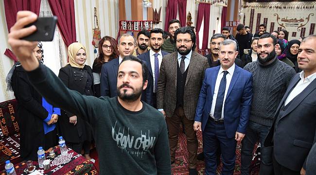 YEŞİLYURT BELEDİYE BAŞKANI MEHMET ÇINAR, ÜNİVERSİTELİ ÖĞRENCİLERLE BİR ARAYA GELDİ 