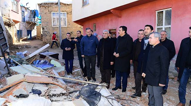 BAŞKAN GÜDER, DEPREMDEN HASAR GÖREN DOĞANYOL VE PÜTÜRGE İLÇESİNİ ZİYARET ETTİ