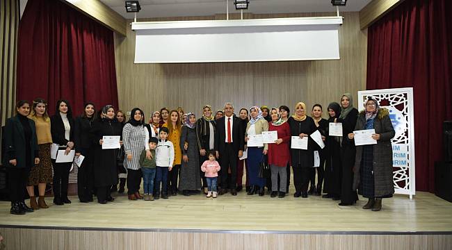 KADIN KURSİYERLERE SERTİFİKALARI TÖRENLE TAKDİM EDİLDİ