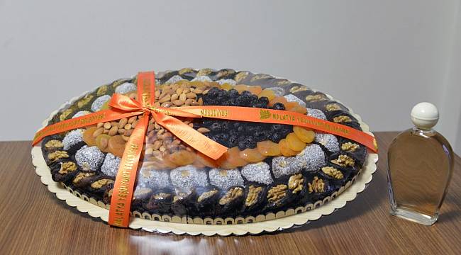 BAŞKAN ÇINAR’DAN SAĞLIK BAKANI FAHRETTİN KOCA’YA KAYISI VE KAYISI KOLONYASI HEDİYESİ