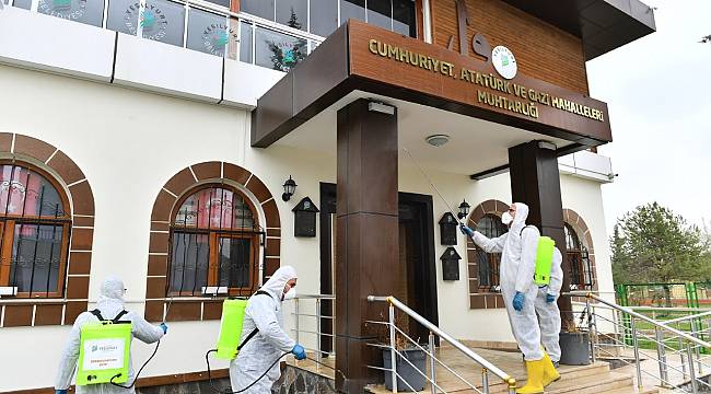 YEŞİLYURT BELEDİYESİ, MUHTAR EVLERİNİ İLAÇLAYIP, DEZENFEKTE EDİYOR