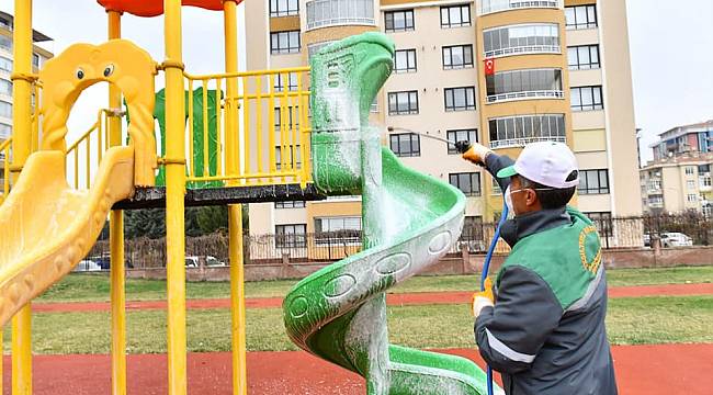 YEŞİLYURT’TAKİ PARKLARIN TEMİZLİK, ÇEVRE DÜZENLEMESİ VE YENİLEME ÇALIŞMALARI SÜRÜYOR