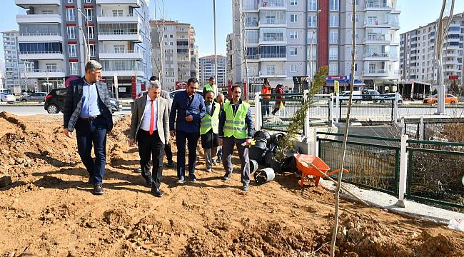 YEŞİLYURT’UN DÖRT BİR TARAFINDA YEŞİLLENDİRME VE AĞAÇLANDIRMA ÇALIŞMALARI HIZ KAZANDI