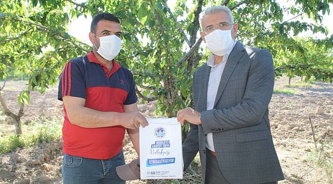 BAŞKAN GÜDER, ÇİFTÇİLERİN GÜNÜNÜ TARLADA KUTLADI