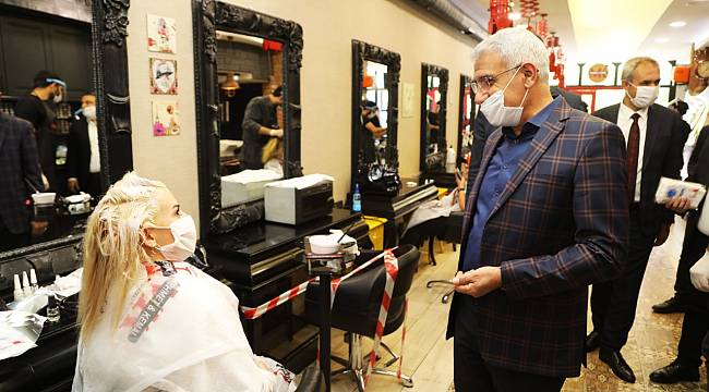 BAŞKAN GÜDER, FAALİYETE YENİDEN BAŞLAYAN BERBER VE KUAFÖRLERİ ZİYARET ETTİ