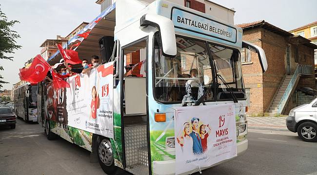 BATTALGAZİ’DE 19 MAYIS COŞKUSU BALKONLARA TAŞINDI