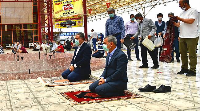 YEŞİLYURT’TA ‘SAĞLIKLI VE GÜVENİLİR’ ORTAMLARDA CUMA NAMAZI KILINDI
