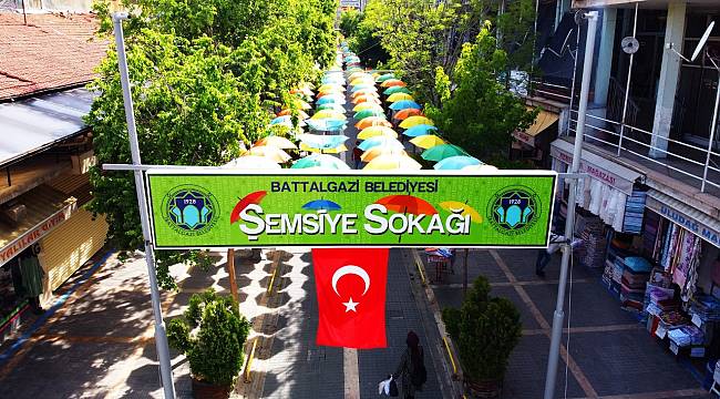 ‘ŞEMSİYE SOKAK’ GÖKKUŞAĞI GÖRÜNÜMÜNE BÜRÜNDÜ