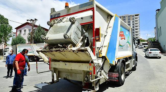 YEŞİLYURT’UN FARKLI NOKTALARINDAKİ GALVANİZLİ ÇÖP KONTEYNIRLARI TEK TEK DEZENFEKTE EDİLİYOR