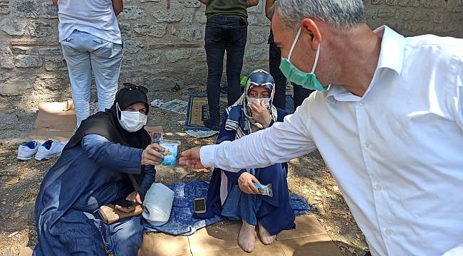 BAŞKAN ÇINAR, AYASOFYA-İ KEBİR CAMİ-İ ŞERİF ÖNÜNDE KAYISI İKRAM ETTİ