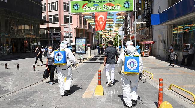 ESNAFIN ÇAĞRISIYLA ŞEMSİYE SOKAK’TAKİ İŞ YERLERİ DEZENFEKTE EDİLDİ