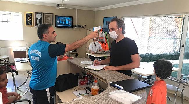 YEŞİLYURT BELEDİYESİ FUTBOL OKULU, SOSYAL İZOLASYON KURALLARINA GÖRE HİZMET VERİYOR