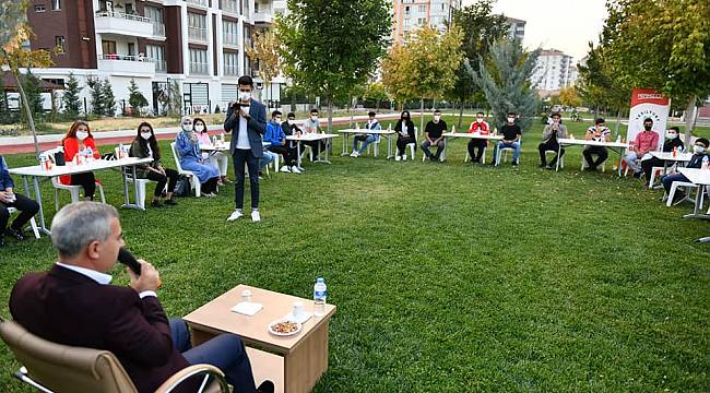 BAŞKAN ÇINAR, FETHİ GEMUHLUOĞLU BİLGİ EVİNDE GENÇLERLE BİRARAYA GELİP, SOHBET ETTİ 