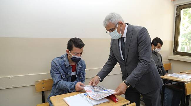 BAŞKAN GÜDER, YÜZ YÜZE EĞİTİME BAŞLAYAN ÖĞRENCİLERİ YALNIZ BIRAKMADI