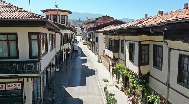 YEŞİLYURT’TA Kİ ‘CEPHE SAĞLIKLAŞTIRMA’ PROJELERİ ESNAF VE VATANDAŞLARIN BEĞENİSİNİ TOPLADI