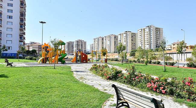 YEŞİLYURT’TAKİ PARKLAR VE KAVŞAKLAR, DİKİLEN ÇİÇEKLERLE RENGARENK OLDU