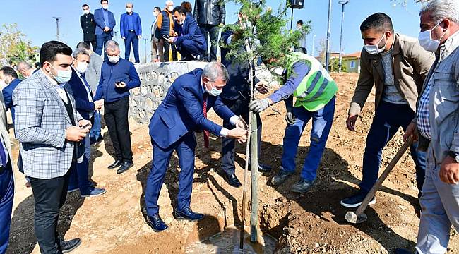 YEŞİLYURT BELEDİYESİ’NDEN ‘BUGÜN FİDAN YARIN NEFES’ PROJESİNE 1.444 ADET FİDAN DESTEĞİ
