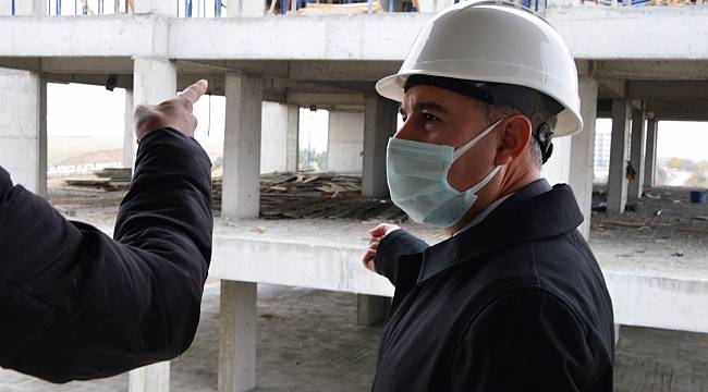 BAŞKAN ÇINAR, TOPSÖĞÜTTE YAPILAN YEŞİL TOPSÖĞÜT KONUTLARININ İNŞAAT ALANINDA İNCELEMELERDE BULUNDU