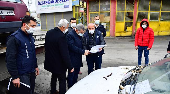 YEŞİLYURT BELEDİYESİ ZABITA EKİPLERİ TARAFINDAN SAHİPSİZ VE HURDA ARAÇ OPERASYONU