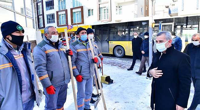 BAŞKAN ÇINAR, ÇUKURDERE VE KOYUNOĞLU MAHALLELERİNDEKİ KAR KÜREME ÇALIŞMALARINI İNCELEDİ