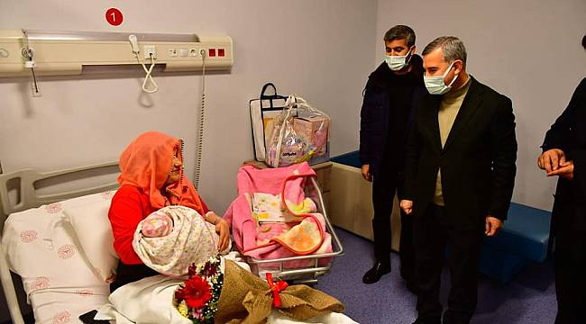 BAŞKAN ÇINAR, YENİ YILIN İLK BEBEKLERİNİ ZİYARET ETTİ