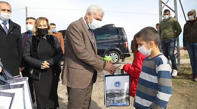 BAŞKAN GÜDER, İHTİYAÇ SAHİBİ ÇOCUKLARIN YÜZÜNÜ GÜLDÜRDÜ