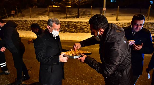 YEŞİLYURT’TA BUZLANMA VE DONA KARŞI TUZLAMA ÇALIŞMALARI DEVAM EDİYOR