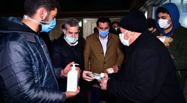 BAŞKAN ÇINAR, MESCİD-İ TAKVA CAMİNDE KANDİL SİMİDİ, LOKUM VE GÜL SUYU DAĞITTI