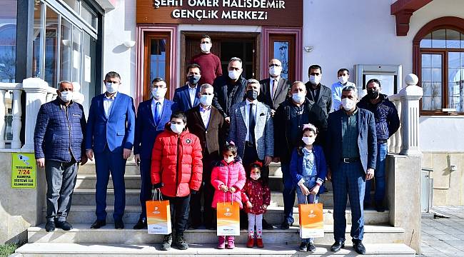 ‘BİR TABLET BAĞIŞLA EĞİTİMİN KALBİNE DOKUN’ KAMPANYASINA KATILAN ÖĞRENCİLERE DÜZENLENEN PROGRAMLA TABLETLERİ HEDİYE EDİLDİ