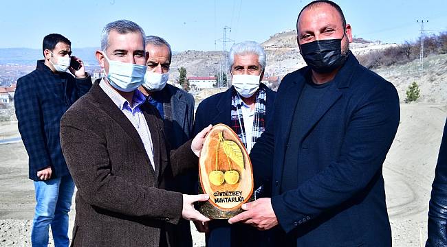 BAŞKAN ÇINAR, GÜNDÜZBEY’DE KURULAN ‘KİRAZ VE VİŞNE BAHÇESİ’ ALANINI İNCELEDİ