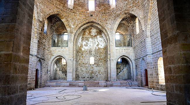 BAŞKAN GÜRKAN TAŞHORON KİLİSESİ’NDE İNCELEMELERDE BULUNDU: “KÜLTÜREL MİRAS VE İNANÇ DEĞERLERİ AÇISINDAN TAŞHORON KİLİSESİNİN AYAĞA KALDIRILMASI ÖNEMLİ”