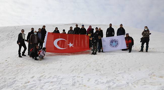 BATTALGAZİ BELEDİYESİ’NDEN ANLAMLI ETKİNLİK BEYDAĞI’NIN ZİRVESİNDE İSTİKLAL MARŞIMIZ OKUNDU