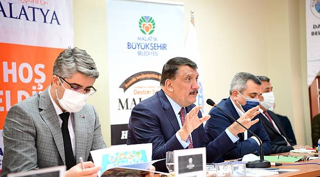 DARENDE İLÇESİ MUHTARLARIYLA BİR ARAYA GELEN BAŞKAN GÜRKAN: “HER İLÇEMİZE AYRIM YAPMADAN HİZMET GÖTÜRÜYORUZ”