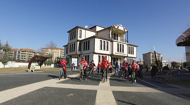 TARİH, MEKÂN VE MİLLİ RUH İÇİN PEDAL ÇEVİRİP, İSTİKLAL MARŞINI OKUDULAR