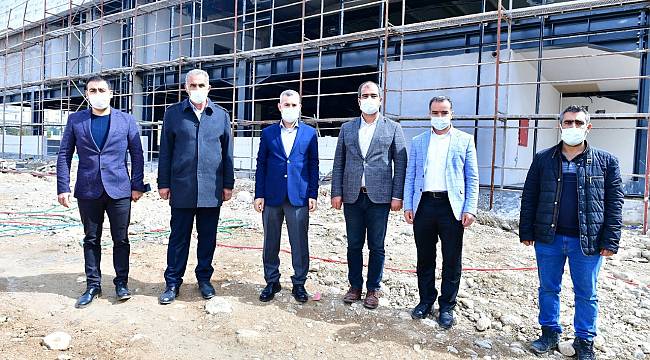 YEŞİLYURT BELEDİYESİ ÇİLESİZ SEMT PAZARI VE YAŞAM MERKEZİ’NİN İNŞAATI HIZLA YÜKSELİYOR