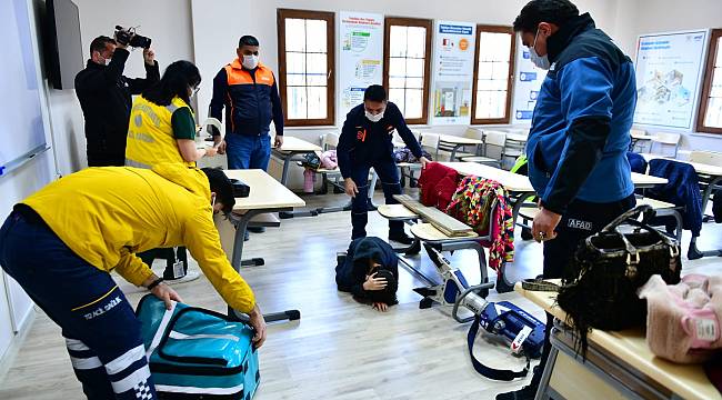 YEŞİLYURT BELEDİYESİ DEPREM EĞİTİM SİMÜLASYON MERKEZİ VE BİLİM ATÖLYESİ’NDE Kİ DEPREM TATBİKATINDA HEYECANLI ANLAR YAŞANDI