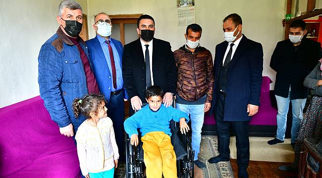 YEŞİLYURT BELEDİYESİ’NDEN BEDENSEL ENGELLİ BATUHAN ŞAHİN’E ENGELLİ ARAÇ HEDİYESİ 